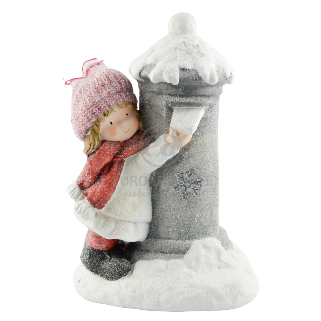 Bimbo con cassetta della posta e luce